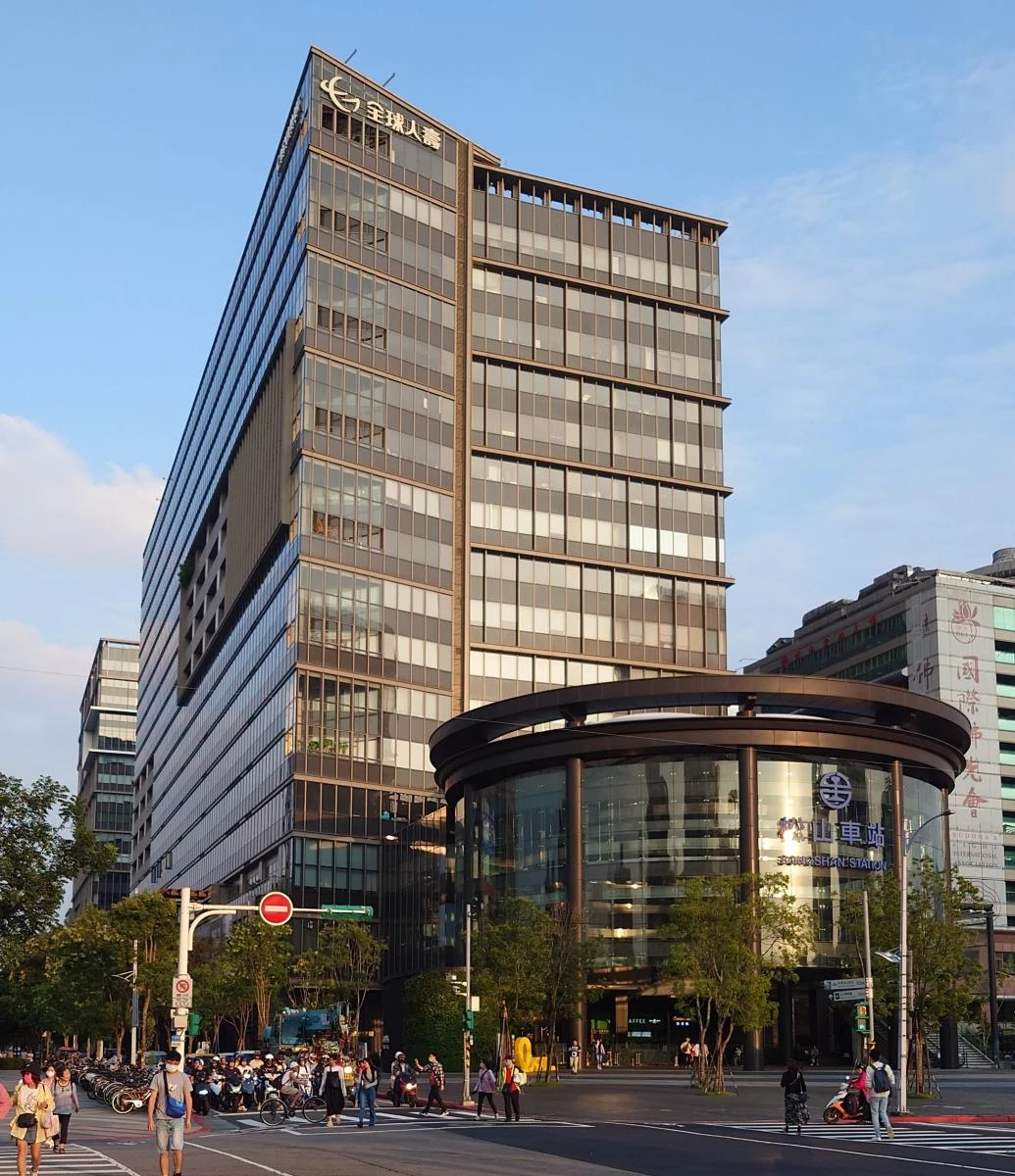 「東環段」不僅將串連「棕線」文湖線、「綠線」松山新店線、「藍線」板南線與「紅線」淡水信義線，也將實現三線共構。其中，未來的 Y36 站 將與松山新店線「松山站」及台鐵「松山站」共構，成為三線交會的重要轉乘樞紐，為乘客帶來更高便利性。屆時，沿線也將帶動周邊區域發展，例如：Y30 站 鄰近萬豪酒店及濱江國中，Y31 站 旁為洲子二號公園，可強化內湖科技園區的交通系統。