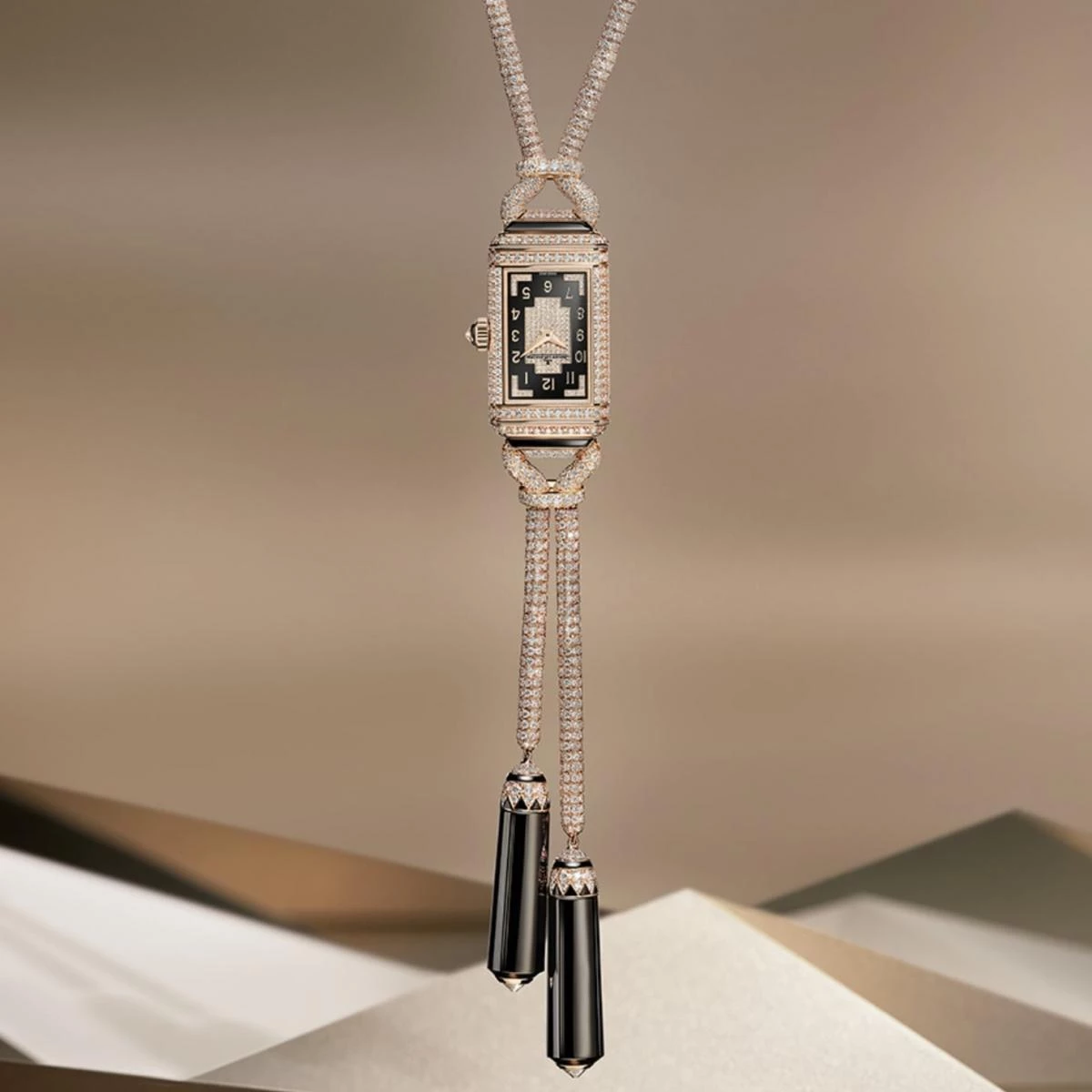 積家的 Reverso 向來以翻轉錶殼聞名,而 Reverso Secret Necklace 則將這份「秘密」化為項鍊,帶來出乎意料的驚喜。柔軟的鑲鑽鏈節與拋光瑪瑙珠串聯起長鍊,吊墜中央是經典的矩形翻轉錶殼。