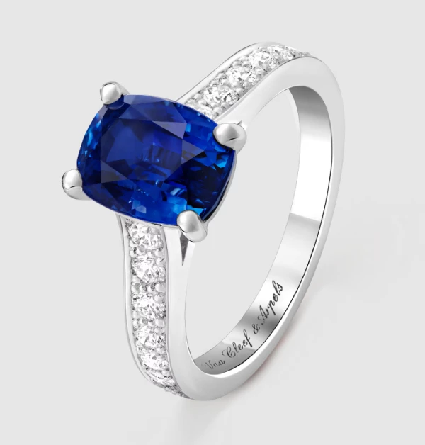 誰說婚戒一定非得是透明、璀璨的鑽石不可？百年珠寶世家Van Cleef & Arpels 就是要顛覆這項傳統，用繽紛的彩色寶石打造出獨特的婚戒。
