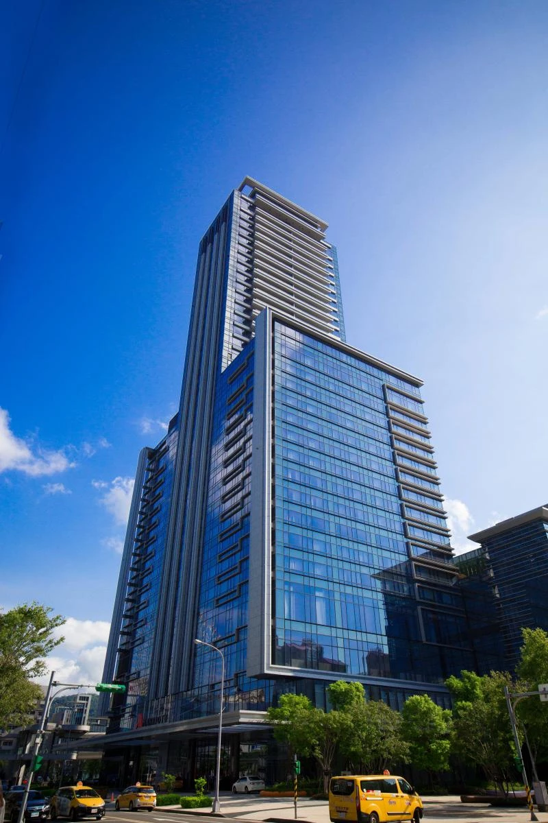 「東環段」不僅將串連「棕線」文湖線、「綠線」松山新店線、「藍線」板南線與「紅線」淡水信義線，也將實現三線共構。其中，未來的 Y36 站 將與松山新店線「松山站」及台鐵「松山站」共構，成為三線交會的重要轉乘樞紐，為乘客帶來更高便利性。屆時，沿線也將帶動周邊區域發展，例如：Y30 站 鄰近萬豪酒店及濱江國中，Y31 站 旁為洲子二號公園，可強化內湖科技園區的交通系統。