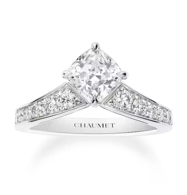 擁有法國皇室加持歷史的頂級珠寶品牌Chaumet，其最經典的鑽戒系列，非「Joséphine Éclat Floral」莫屬！這款戒指以典雅的法式皇冠造型為設計核心，搭配一顆閃耀的枕形切割主鑽，無論是視覺比例還是光線折射都精緻完美。