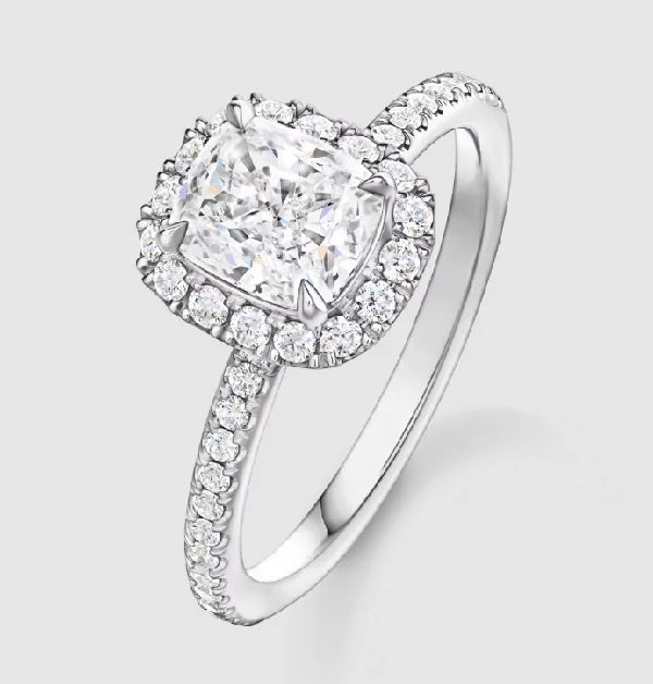 眾多女孩夢幻婚戒的天花板首選—Harry Winston。「The One」訂製婚戒系列的主鑽切割造型及克拉數，可依訂製者喜好而選，並搭配品牌標誌性的美鑽設計。