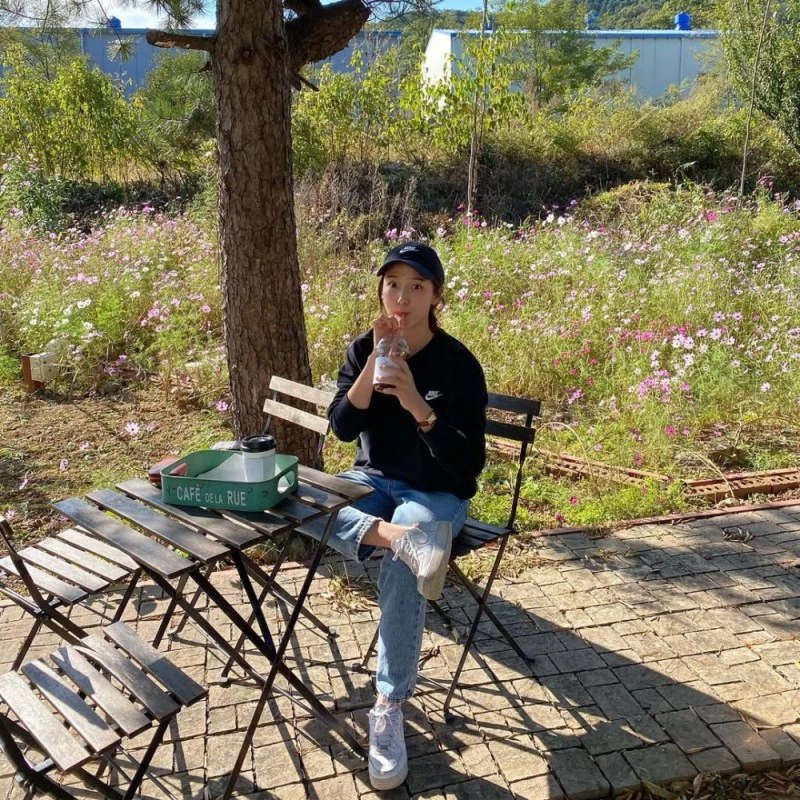端看表藝珍上述幾套搭配中,不難發現他對於牛仔褲的挑選上,並沒有追求當今流行的男友褲,或是寬版牛仔褲穿搭,反而是以基本款的直筒牛仔褲為主!