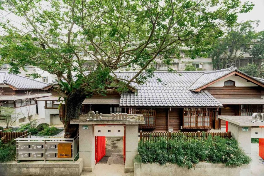 位於台北大安區的文化場域「勤美 0KM 山物所」，自開幕以來便以「山林生活」為核心理念，串聯設計、自然與城市日常，成為台北最具代表性的綠色文化地標之一。2025 年迎來備受關注的「第六屆山友會」，以主題 《巡山之記：在山林間留下的痕跡》，延續 0KM 山物所長期關注的人與自然共生議題，透過跨領域對話與思想交流，探討山林記憶、科技發展與未來感官經驗之間的關係。