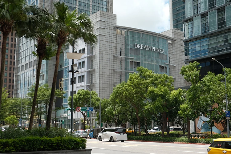 接棒信義誠品原址的統一集團新百貨Dream Plaza本週將正式開幕,收入超過300多個品牌進駐,超過6成全台獨家、10間全台唯一店舖。