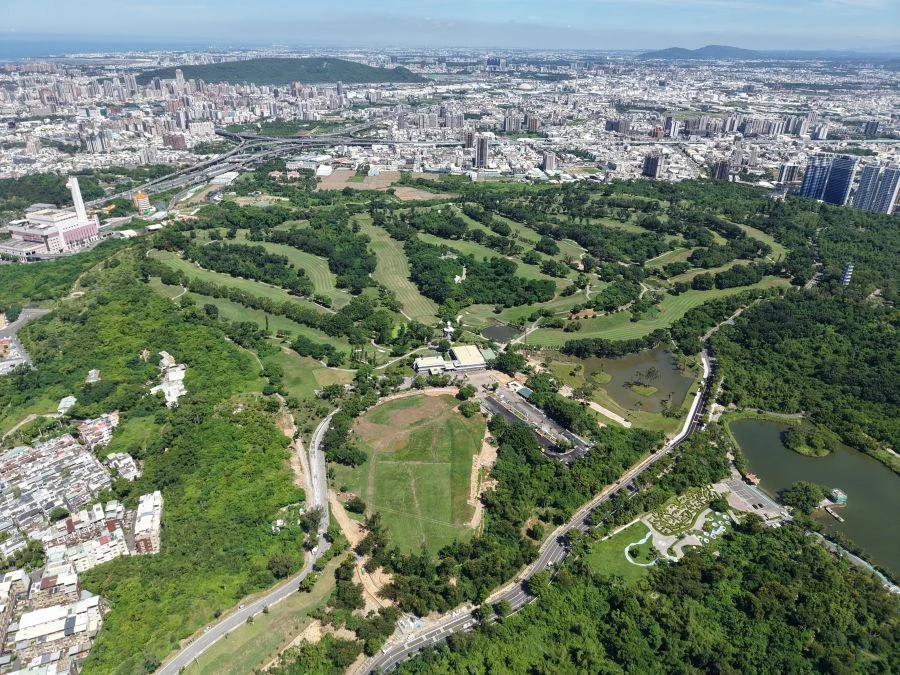隨著高雄持續打造宜居城市與大型綠地空間,一處全新、卻仍低調的自然秘境正悄然成形──高雄新地標「果嶺自然公園」。這座由高爾夫球場轉型而成的生態公園,坐落於高雄市鳥松區,占地達 70 公頃,不僅是全台首座球場蛻變的自然公園,更成為結合踏青健行、山景遠眺與湖畔落羽松美景的城市綠洲。