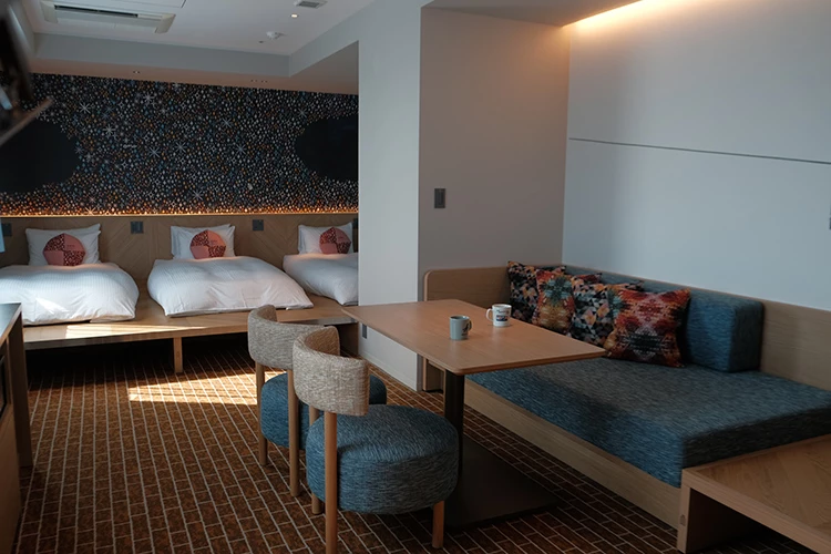  Deluxe Room以函館山夜景為設計靈感,最多可容納四人,是家庭旅客的首選。View Bath房型則配有觀景浴池,入住者可邊泡湯邊欣賞市區街景,享受放鬆與視覺雙重饗宴。