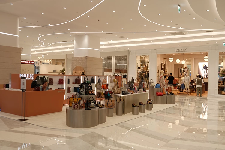 Dream Plaza一樓主打輕奢精品,進駐許多名品店舖。
