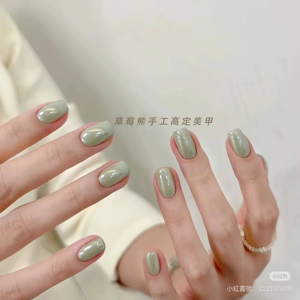 酪梨綠光療美甲推薦5:珍珠光鏡面