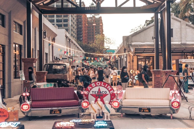 台北蚤之市 （Taipei Flea Market）堪稱亞洲古物挖寶大會，創立至今第8年，本次還特別邀請日本東京最大跳蚤市場「Tokyo City Flea Market」 的代表 Yoshi さん 親臨參與，帶來他珍藏多年的專業古物，讓現場觀眾同步感受東京蚤市的熱情。