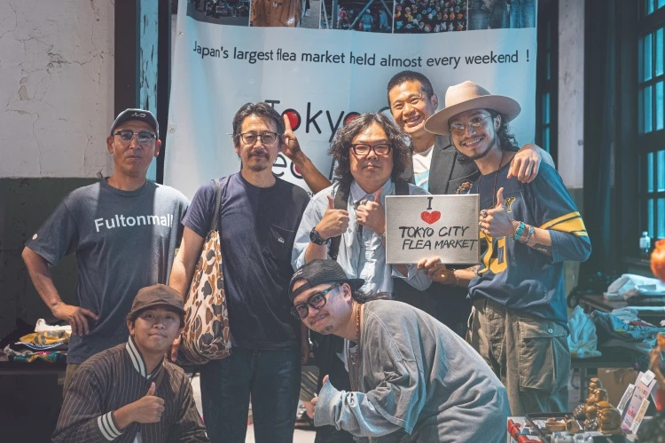 東京最大跳蚤市場「Tokyo City Flea Market」代表 Yoshi さん（左一）