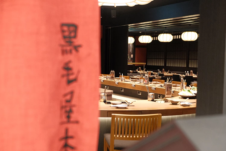 乾杯集團頂級鍋物品牌「黑毛屋本家」則由日籍主廚坐鎮,嚴選當季食材,推出道地且細膩的季節限定鍋物。