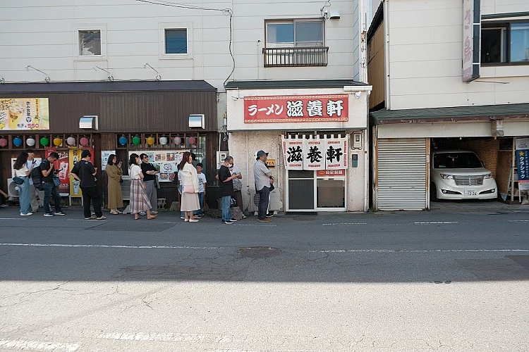 在函館的「滋養軒」是個不需浮誇宣傳,卻總被食客一再提起的名字。創立於1947年,這家老舖憑藉一碗看似樸素卻極難駕馭的鹽味拉麵,靜靜守著七十餘年的風味記憶。