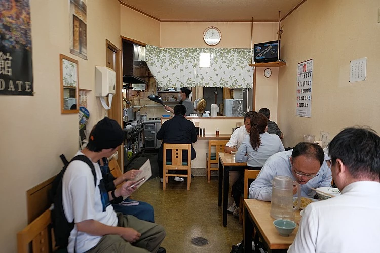 店內僅15席,小巧卻充滿老味道。若想嚐到那碗傳說中的鹽味拉麵,務必提早前往排隊,店門雖在11點半開啟,但聰明的老饕早在11點便已等候。