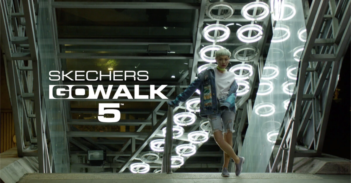 SKECHERS GOWALK 5解放雙腳,讓坐不住的年輕人用四種時尚穿搭,帶領你來場城市的冒險吧!