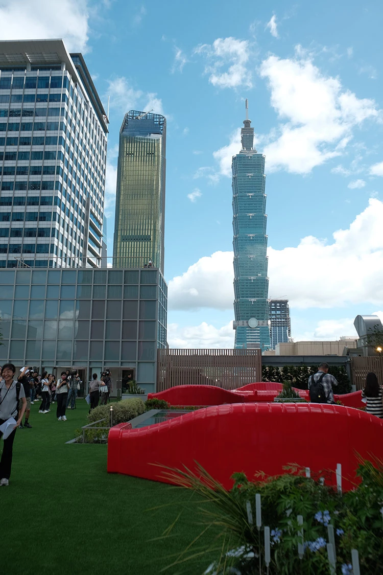 DREAM PLAZA 突破既有建築限制,在頂樓打開一道天窗,讓博客來的書香與星巴克的咖啡香,隨著陽光漫佈到每一層樓。