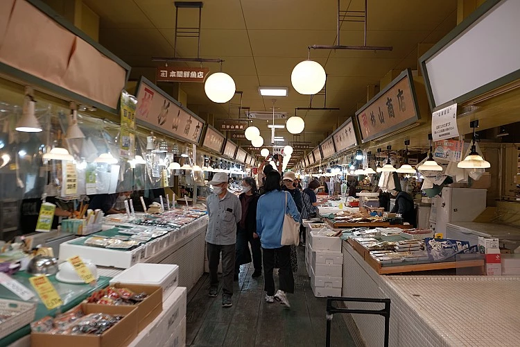 函館自由市場約有40家店舖進駐。每天清晨,當地居民與餐廳主廚會聚集於此採買最新鮮的海產,陳列著飽滿的海膽、干貝與帝王蟹。