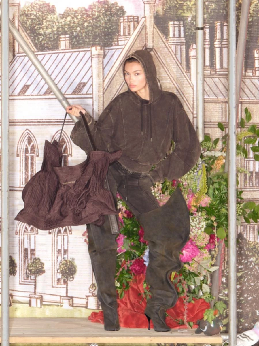 除了服裝外,包袋亦值得關注!本季品牌推一款方型大包,其設計與他執掌 Y/Project 的的創作極為相近