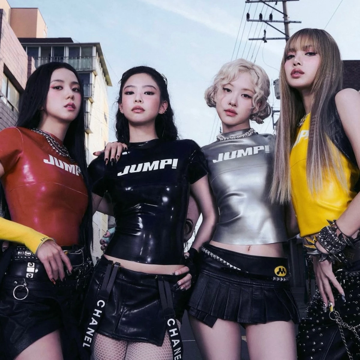 BLACKPINK 自 2016 年出道至今迎來 10 週年,早已從 K-pop 代表女團躍升為全球流行文化指標,她們不僅是首組登上美國 Coachella 音樂節的韓國女團,2022 年推出的第二張正規專輯《BORN PINK》也拿下美國《告示牌》專輯榜冠軍,寫下 K-pop 女團的重要里程碑。