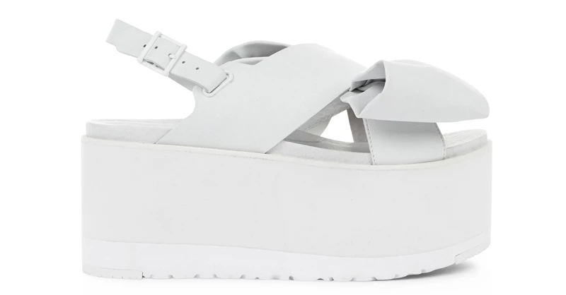 Ugg x Preen 聯名系列Raven Bow 白色平底涼協鞋，12,500元。