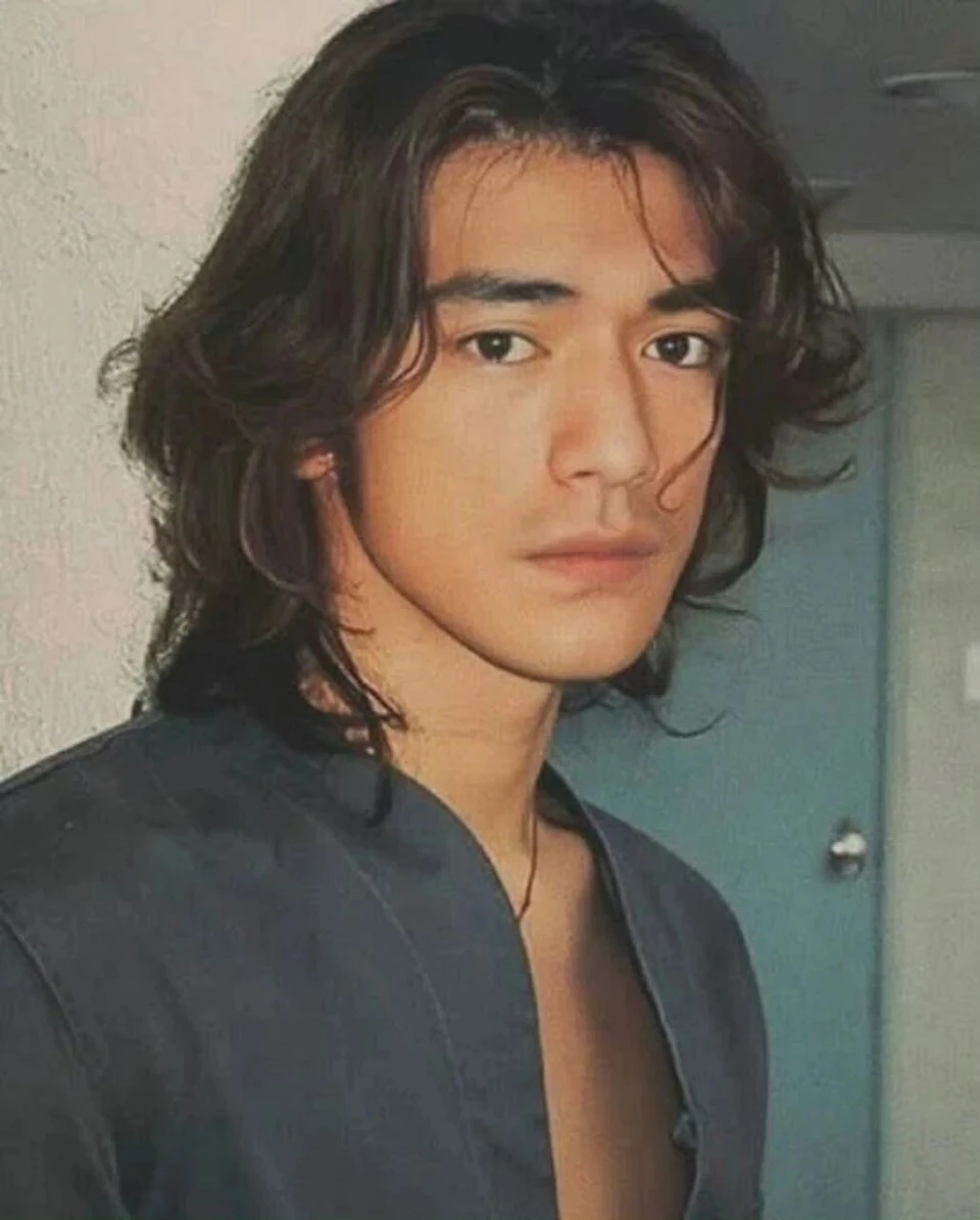 在愛情中，天秤男最在意的是平衡感。他們不會因戀愛而失去自我，卻也懂得給予對方足夠的空間。對他們來說，理想的愛情就像一場雙人舞，需要彼此默契的配合，也要允許對方擁有獨舞的時刻。這種兼顧自由與依賴的特質，使天秤男很難被高調的戀情所綑綁。在他們眼裡，愛情不應該是沉重的枷鎖，而是一種共同呼吸的節奏。