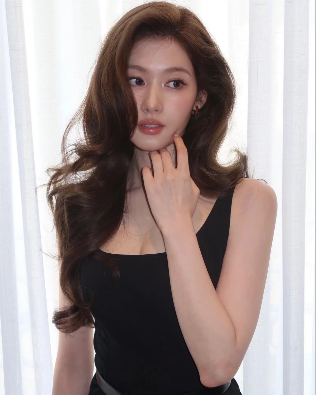 TWICE 成員 Sana 以 Prada 品牌大使身分出席 2027 春夏女裝秀,最終創造約 680 萬美元 EMV,登上整體排名第七名,同時也是 Lefty 公開榜單中媒體價值最高的女性 K-pop 明星。出生於日本的 Sana,甜美氣質的形象加上唱跳兼具的舞台表現力,讓她出道至今人氣始終高居不下,這次出席 Prada 2027 春夏大秀,浪漫復古大捲髮加上黑色極簡洋裝,可以說一出場就成為全球媒體的焦點,更有外媒以「米蘭最美風景」形容 Sana 這次帶來的炫風就知道這次出擊有多成功。