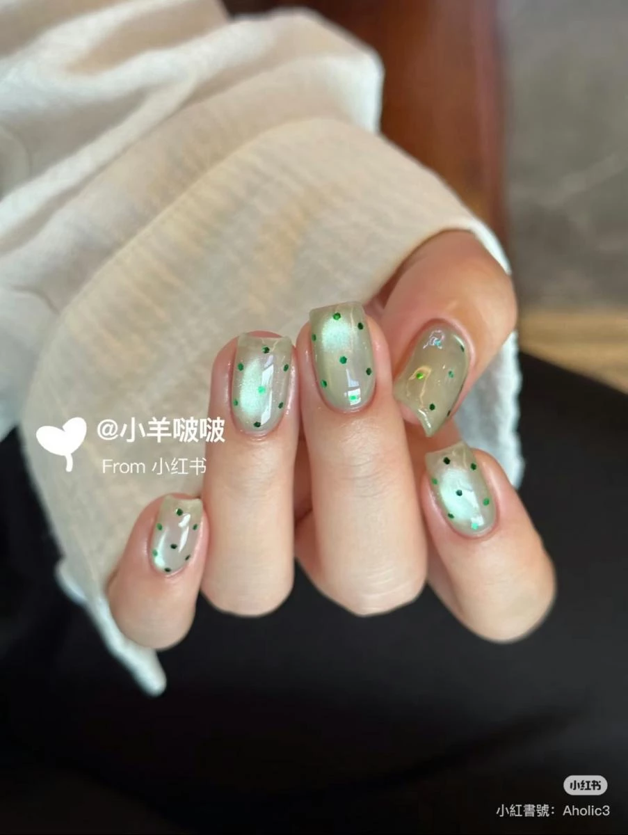 酪梨綠光療美甲推薦12:貓眼波點