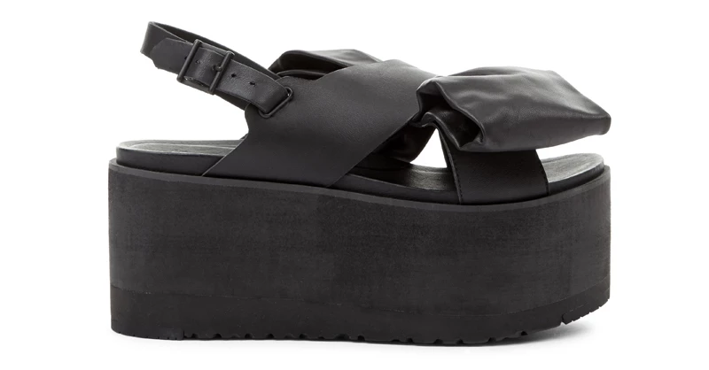 Ugg x Preen 聯名系列Raven Bow 黑色平底涼鞋，12,500元。