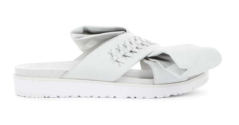 Ugg x Preen 聯名系列Raven Bow 白色平底涼鞋，11,500元。