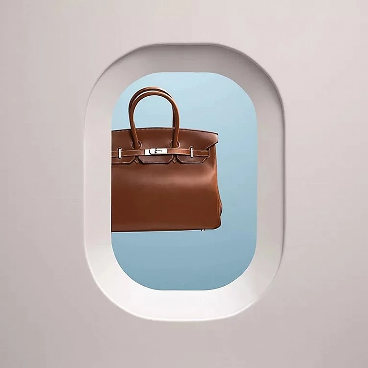 Birkin依舊是愛馬仕體系中最具代表性的「硬通貨」。十年數據顯示，Birkin 的平均轉售價漲幅高達 92%，明顯跑贏品牌自身 43% 的零售漲幅，顯示市場對其稀缺性的高度認可。從 1984 年 Jane Birkin 原型包誕生，到 2025 年在蘇富比拍出逾千萬美元天價，Birkin 已不只是包款，而是一段被市場反覆驗證的價值敘事。122%的保值率或許不再驚人，但它的流通性、認知度與長期需求，仍讓 Birkin 穩坐投資等級包款行列。
