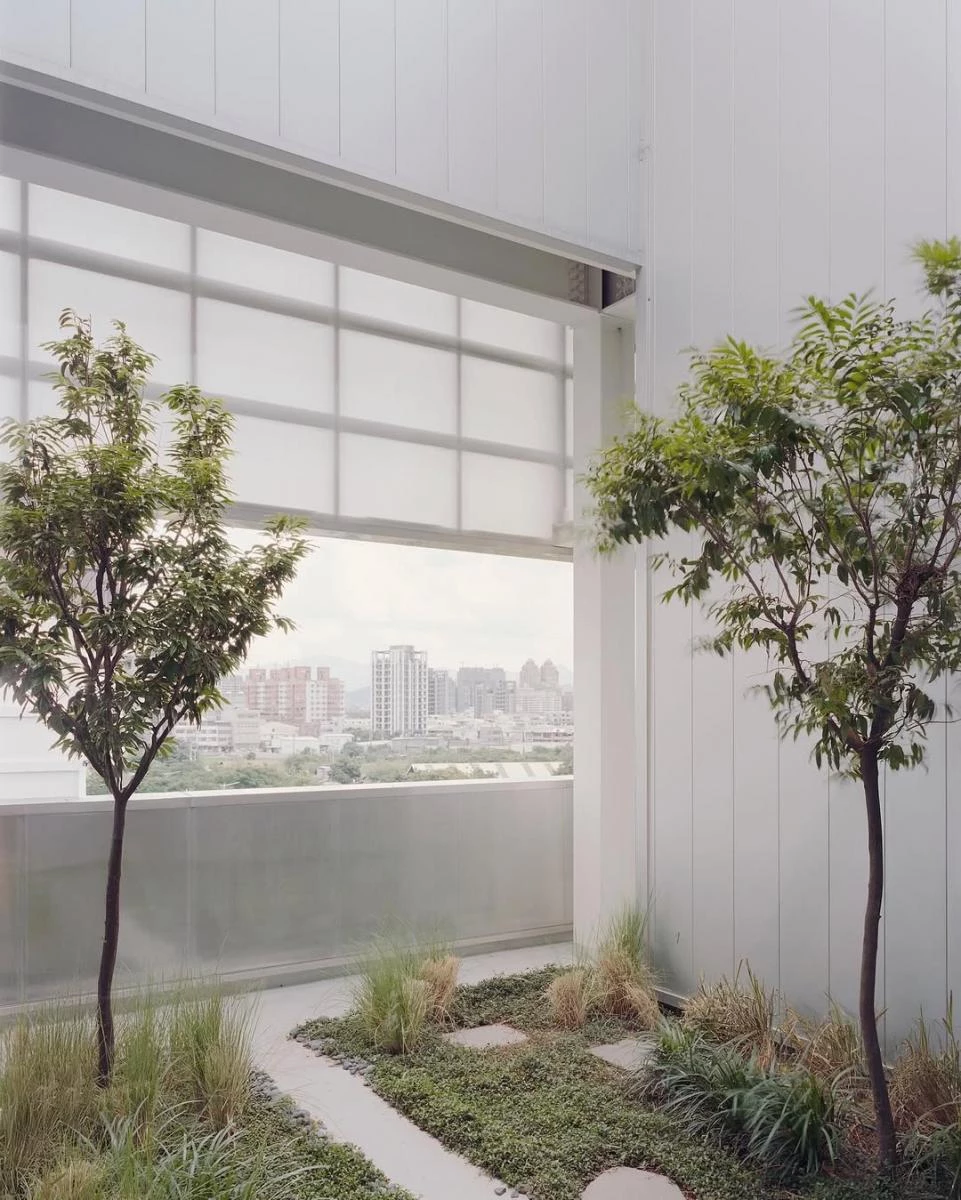 鎰呈行期許建築能落實永續性之餘，也重視員工的身心健康。不侷限於傳統的辦公空間，透過更多空間使用性，在工作之餘，也能迎來心靈與知識的提升。
