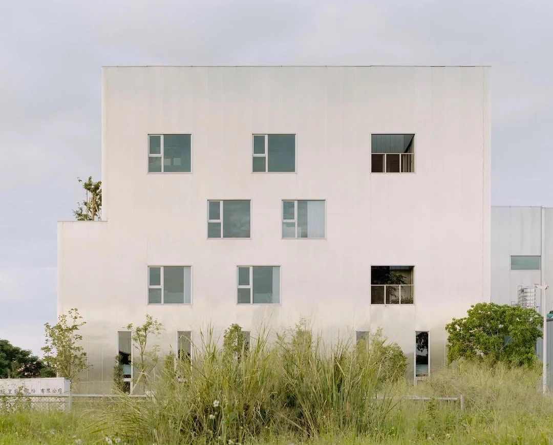由美國綠色建築委員會（USGBC）所頒發，針對其永續性場地、水資源利用、能源與大氣、材料與資源、室內環境品質，以及創新設計等，評估建築物的綠色程度。不僅僅只是作為倉庫，更成為一種綠建築的指標性。