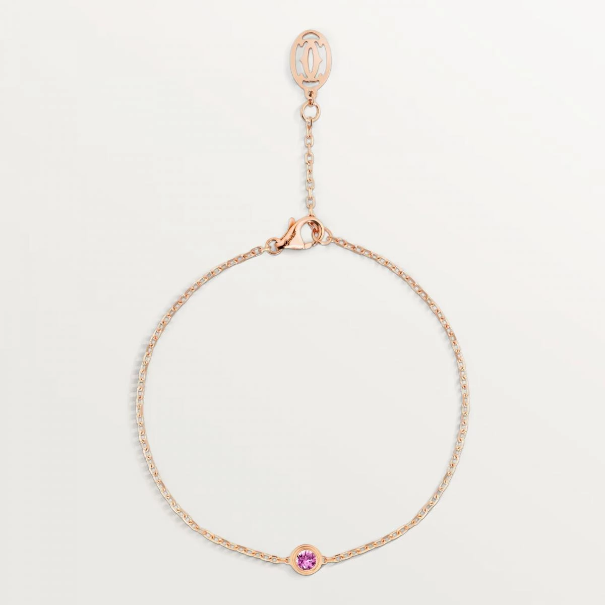 1938年的經典款式在 Cartier 的巧手下重現,Cartier d’Amour 手鍊以18K玫瑰金包裹一顆0.17克拉粉紅藍寶石,外圈鋪鑲鑽石讓寶石的柔粉色澤更顯浪漫。