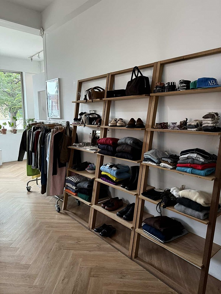 店內主打霧灰、燕麥、奶油白，還有一些有趣的撞色選品，從大衣到寬褲都維持同一種柔中帶勢的氛圍。