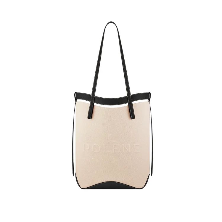 來自巴黎的小眾包款品牌Polène推出這款Ilo托特包，以棉質布料結合皮革細節，呈現輕盈卻不失結構感的俐落輪廓。