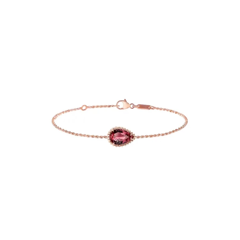 Boucheron 的經典 Serpent Bohème 系列,以鑲嵌玫瑰石榴石的水滴造型象徵蛇首,寓意守護與智慧。