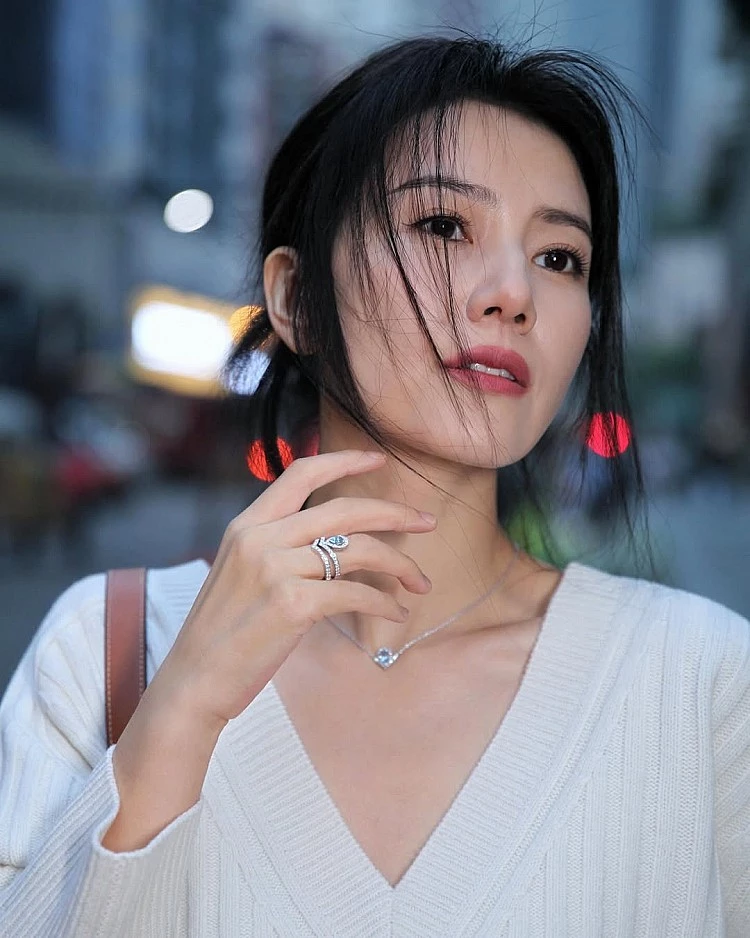 高圓圓凍齡綁髮造型2:慵懶低包頭