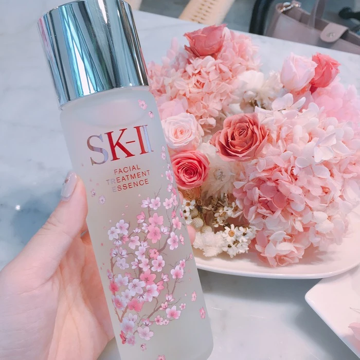 母親節讓媽媽豪邁用青春露濕敷! SK-II 櫻花瓶身限量版,放在化妝台上也是一幅好風景,邊保養邊賞櫻!