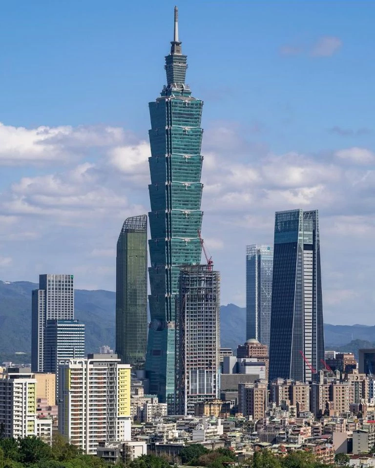 一樓的綠意花園空間亦可用於會議與活動。酒店同時設有行政酒廊、健身中心、戶外泳池與水療設施。餐飲選項包括高級中餐廳、特色餐廳、全天候餐廳、目的性酒吧、泳池吧與大廳酒廊。在建築設計上,從結構效率到以當地植栽支持生物多樣性,酒店皆以達成「台灣綠建築黃金級標章」及「LEED 銀級以上認證」為目標。完工後,將改寫台北天際線,晉升台北十大最高大樓之一。