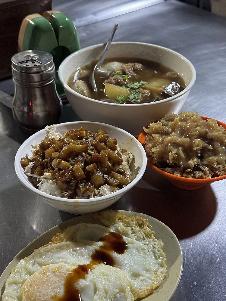 從三條路福德宮搬來的「三條路油飯」,攤燈未亮,人潮已排出巷口,那是一種懂吃人之間的默契。