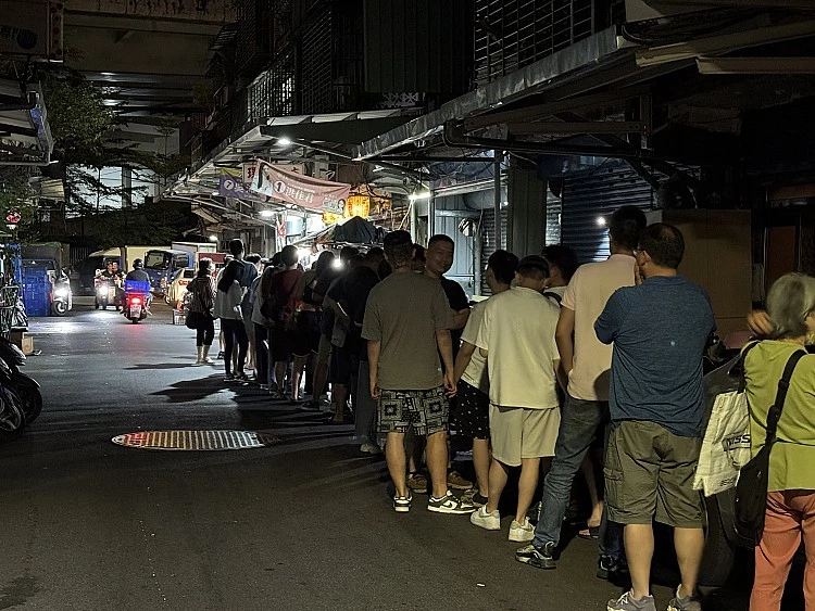 常常還沒正式亮燈，隊伍就已經排出巷口，那是一種帶著默契的朝聖儀式。