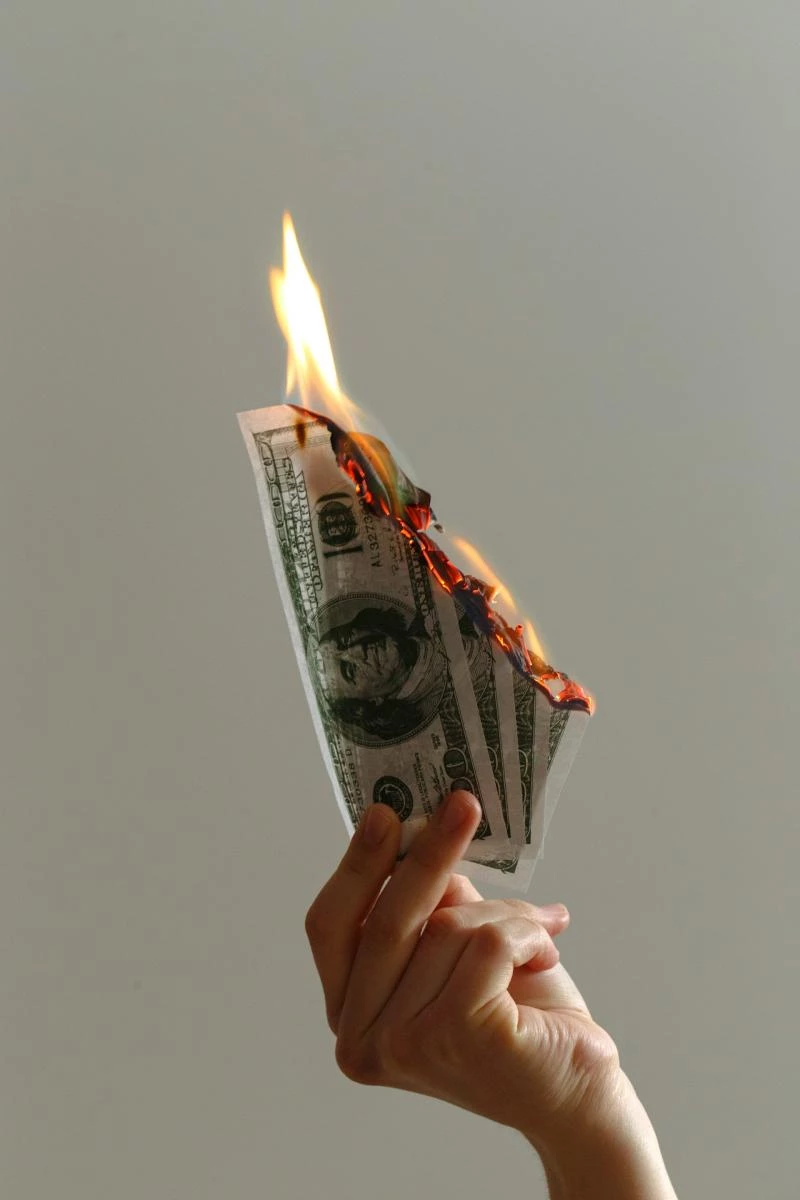 屬蛇值太歲,整體運勢波動較大,財運起伏不定,需謹慎處理金錢往來