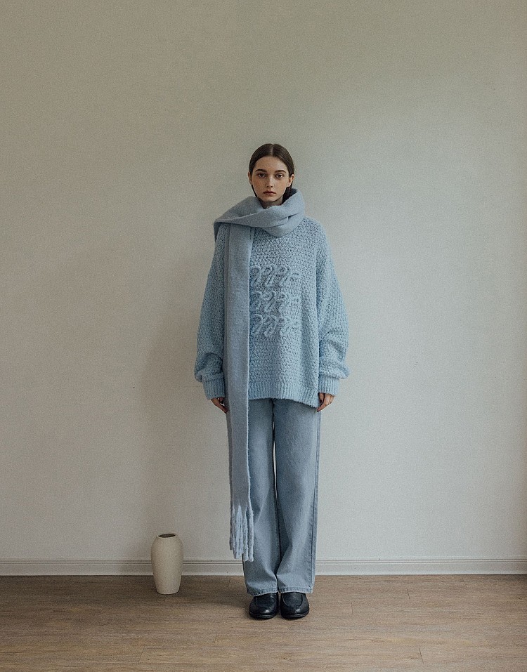 Pazzo這一件牛仔褲主打中腰、微寬直筒的百搭版型，不挑身形、穿上就能自然修飾腿部線條，不緊貼腿型、也不會顯胖，五顆星推薦給追求自在感、又希望穿起來顯瘦的女孩。