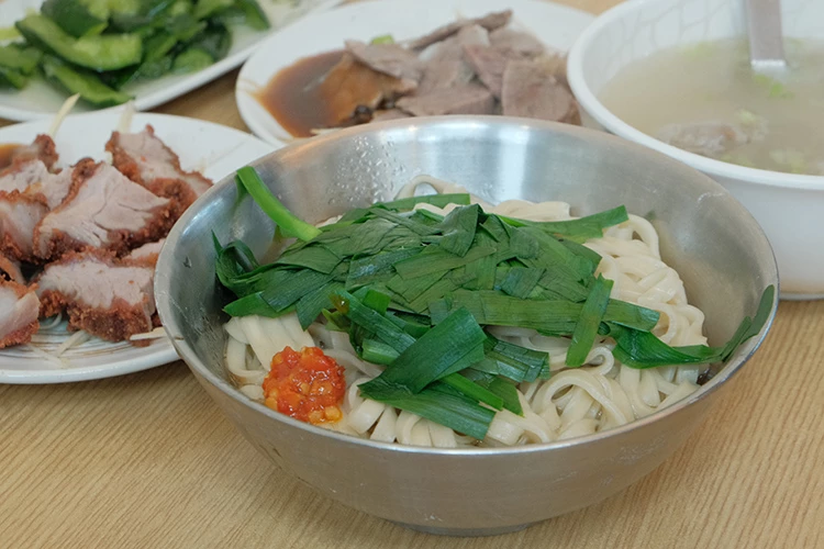 「阿美陽春麵」靜靜坐在街口,開業近一甲子,從阿公傳到孫子,味道始終如一。