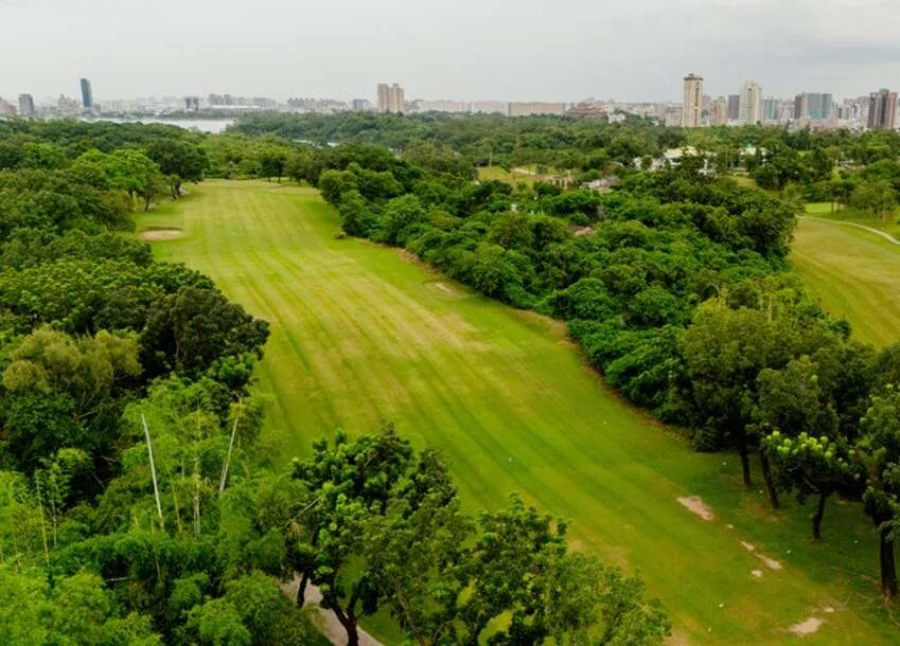 談到湖畔綠地踏青,高雄人或許會先想到緊鄰五福商圈的中央公園;然而,果嶺自然公園的規模不僅是中央公園的五倍以上,也超越鳳山衛武營都會公園。園區面積達 70 公頃,種植超過 2,000 株樹木,完整保留原高爾夫球場的丘陵起伏、林帶與池塘地貌,形塑多樣化的休憩綠地空間。