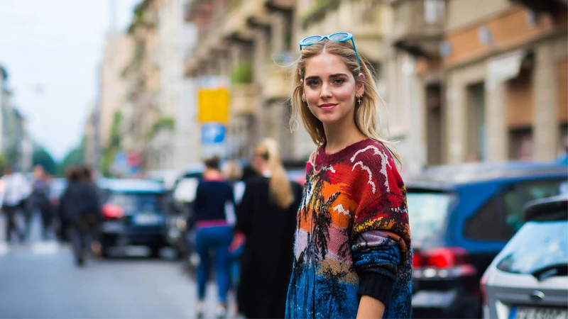 充滿自然光澤感,五個步驟複製 Chiara Ferragni 的時尚妝容!