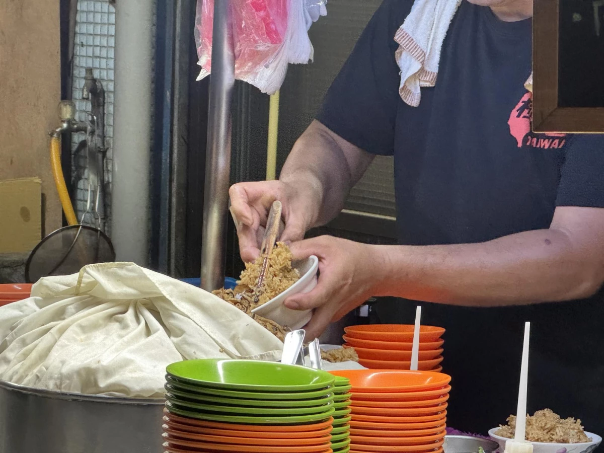 常常還沒正式亮燈，隊伍就已經排出巷口，那是一種帶著默契的朝聖儀式。