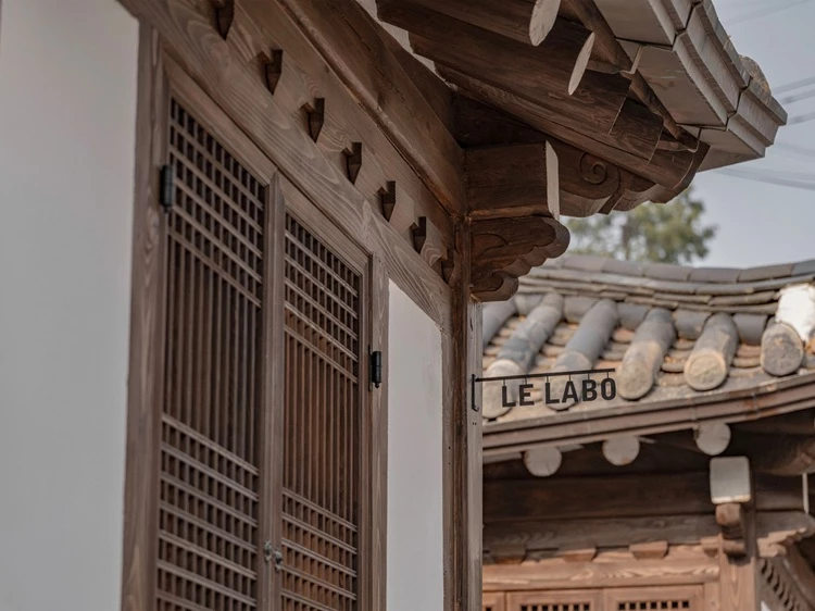 Le Labo 坐落於每個城市的獨立門市也都是一間「香氛實驗室」