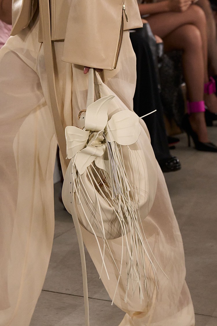 Sportmax包款則以柔軟新廓形亮相,搭配「S」字五金與皮革花卉吊飾,於飄逸之中尋找穩定,於柔軟之中展現力量。