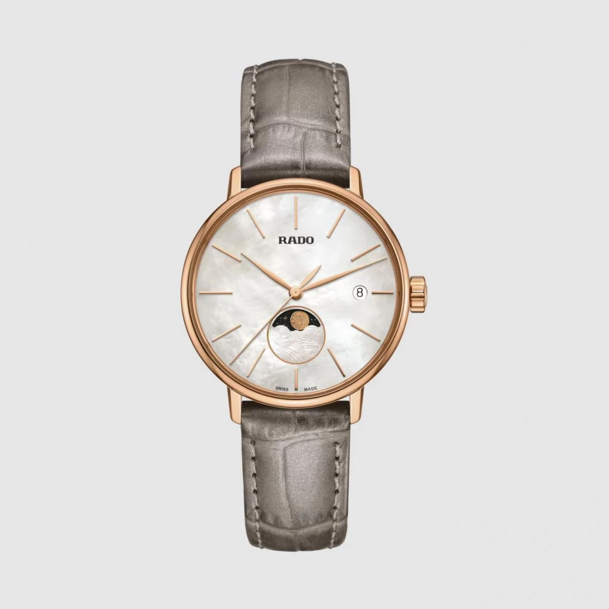 Rado 向來以創新材質與極簡設計著稱,Coupole 系列正是這種風格的延伸。34毫米的錶徑恰到好處,不過份張揚卻自帶質感。藍寶石水晶玻璃錶鏡包裹下的錶盤清澈亮麗,搭配不鏽鋼錶殼與鍊帶,整體質感俐落乾淨。這款錶的設計語彙介於經典與現代之間,它能與白襯衫共鳴,也能搭配針織毛衣散發柔光。五萬內的價位卻擁有月相設計、日期顯示窗、50米防水與瑞士製石英機芯,絕對是性價比極高的選擇。